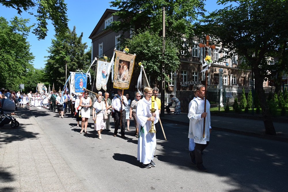 Kartuzy. Procesja Bożego Ciała przeszła ulicami miasta. Modliły się tłumy wiernych