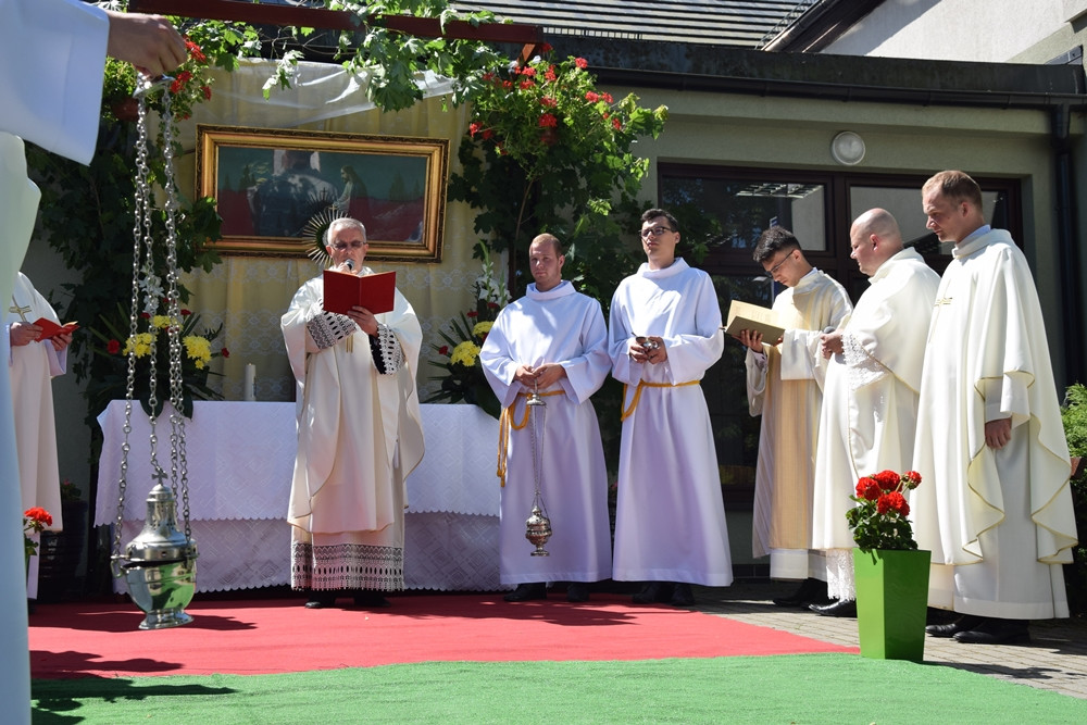 Kartuzy. Procesja Bożego Ciała przeszła ulicami miasta. Modliły się tłumy wiernych