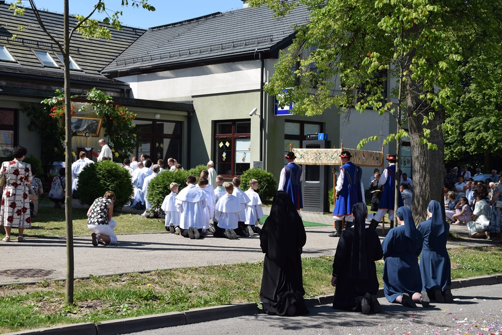 Kartuzy. Procesja Bożego Ciała przeszła ulicami miasta. Modliły się tłumy wiernych