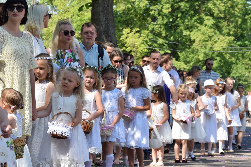 Kartuzy. Procesja Bożego Ciała przeszła ulicami miasta. Modliły się tłumy wiernych