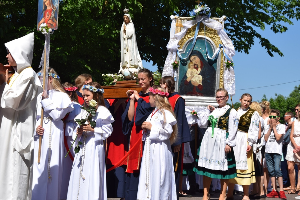 Kartuzy. Procesja Bożego Ciała przeszła ulicami miasta. Modliły się tłumy wiernych