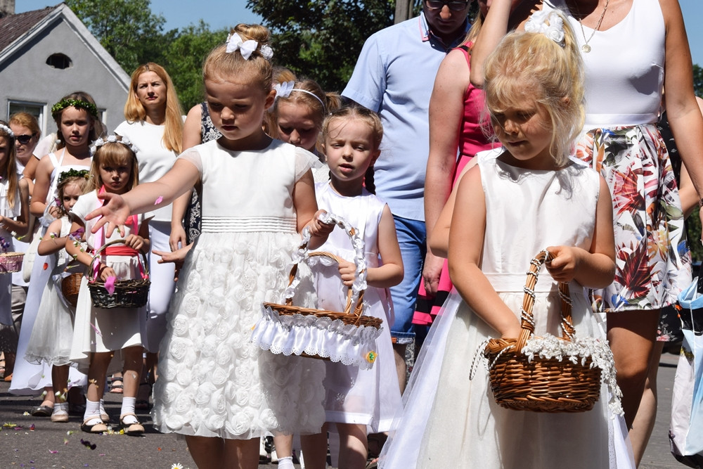 Kartuzy. Procesja Bożego Ciała przeszła ulicami miasta. Modliły się tłumy wiernych