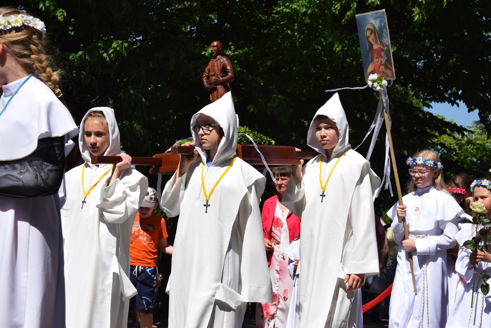 Kartuzy. Procesja Bożego Ciała przeszła ulicami miasta. Modliły się tłumy wiernych