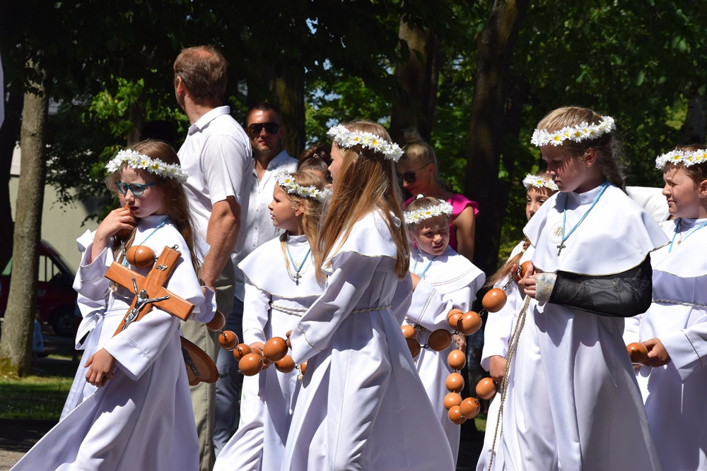 Kartuzy. Procesja Bożego Ciała przeszła ulicami miasta. Modliły się tłumy wiernych