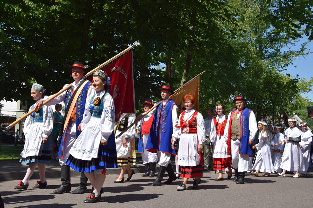 Kartuzy. Procesja Bożego Ciała przeszła ulicami miasta. Modliły się tłumy wiernych