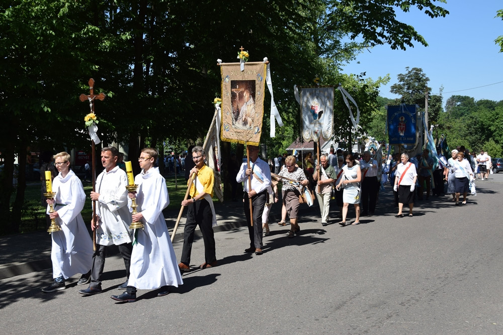 Kartuzy. Procesja Bożego Ciała przeszła ulicami miasta. Modliły się tłumy wiernych