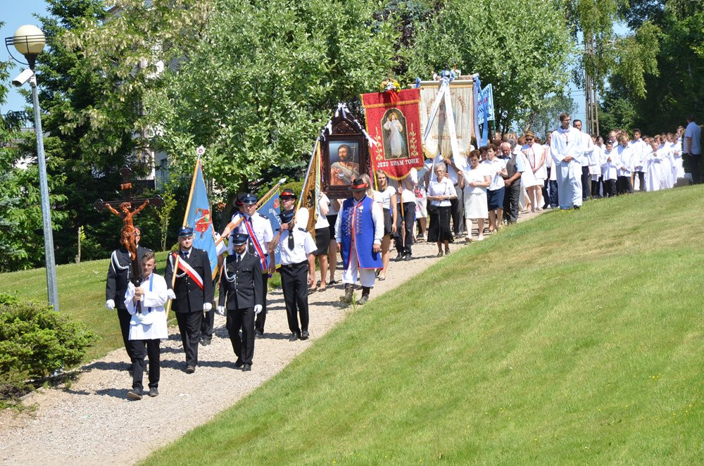Tysiące mieszkańców Sierakowic na procesji Bożego Ciała