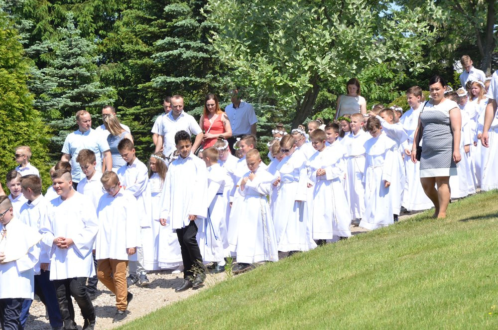 Tysiące mieszkańców Sierakowic na procesji Bożego Ciała