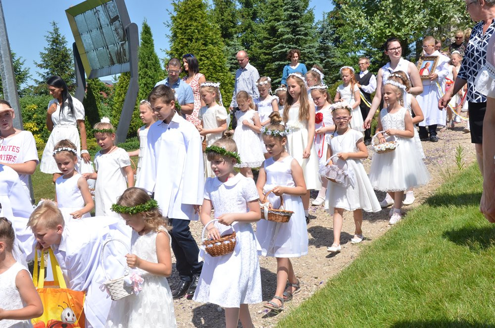 Tysiące mieszkańców Sierakowic na procesji Bożego Ciała