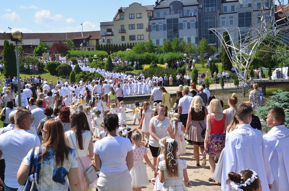 Tysiące mieszkańców Sierakowic na procesji Bożego Ciała