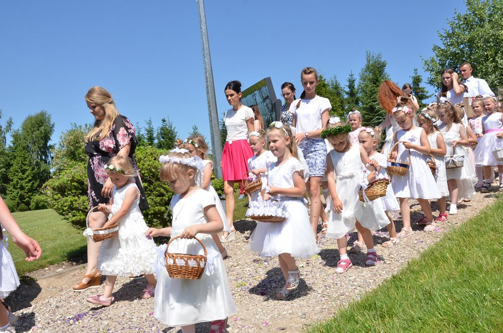 Tysiące mieszkańców Sierakowic na procesji Bożego Ciała