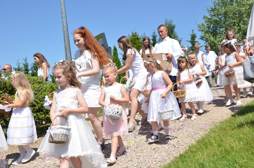 Tysiące mieszkańców Sierakowic na procesji Bożego Ciała