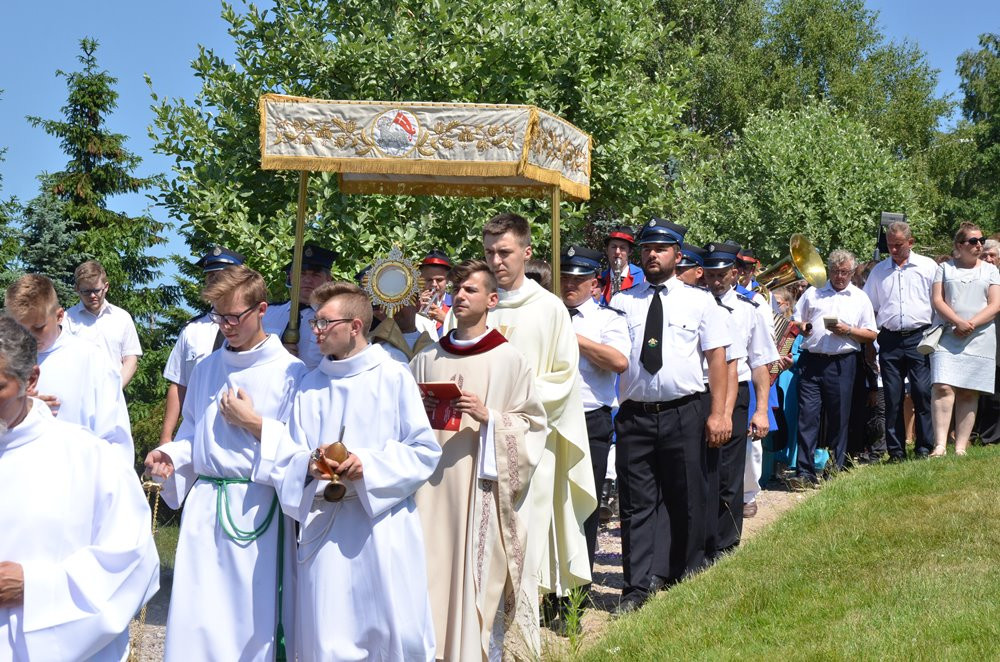 Tysiące mieszkańców Sierakowic na procesji Bożego Ciała