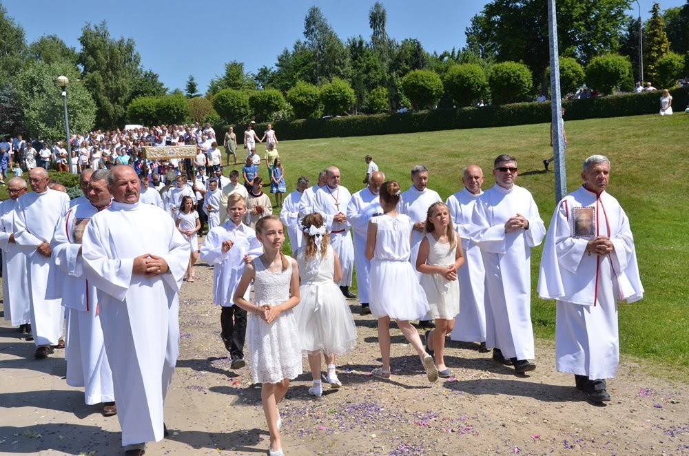 Tysiące mieszkańców Sierakowic na procesji Bożego Ciała