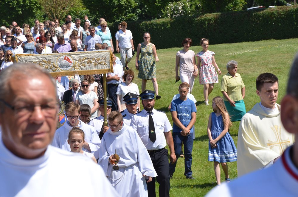 Tysiące mieszkańców Sierakowic na procesji Bożego Ciała