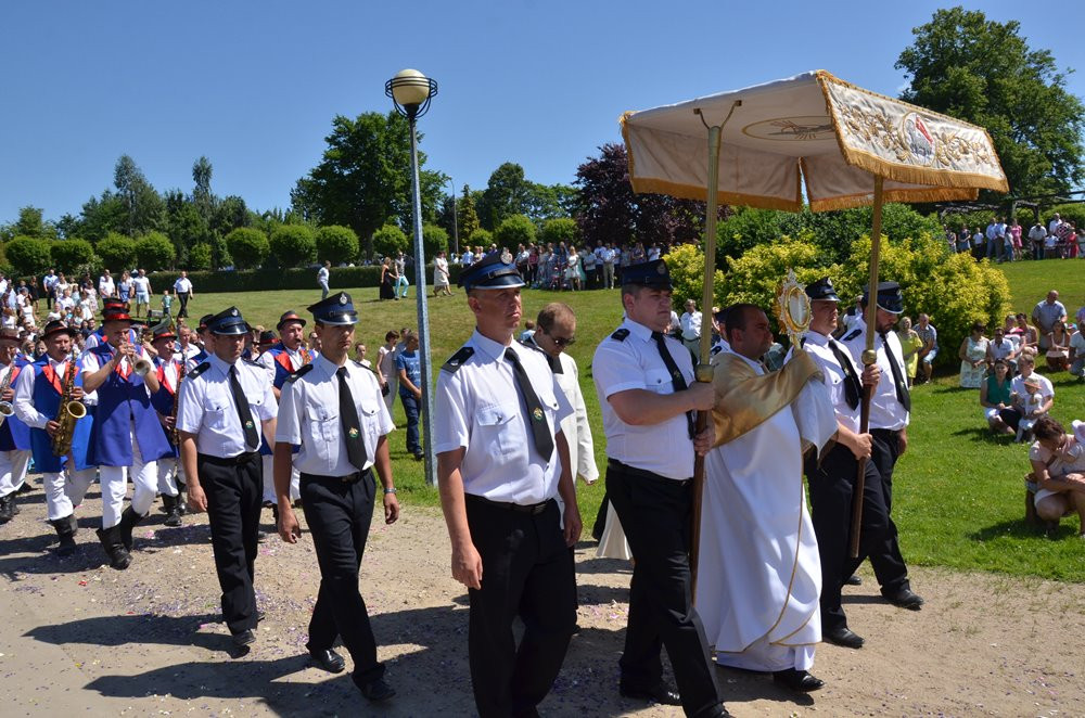 Tysiące mieszkańców Sierakowic na procesji Bożego Ciała