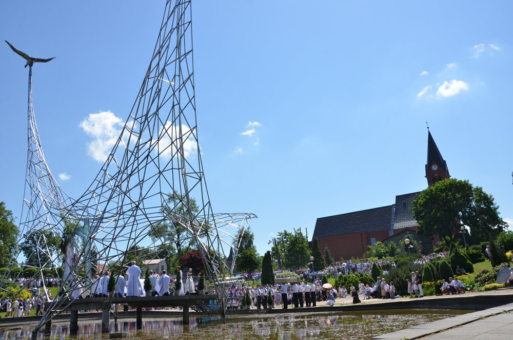 Tysiące mieszkańców Sierakowic na procesji Bożego Ciała
