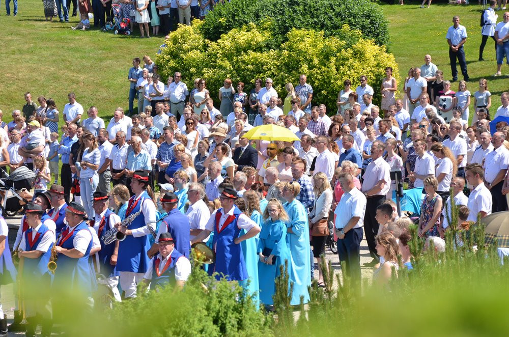 Tysiące mieszkańców Sierakowic na procesji Bożego Ciała