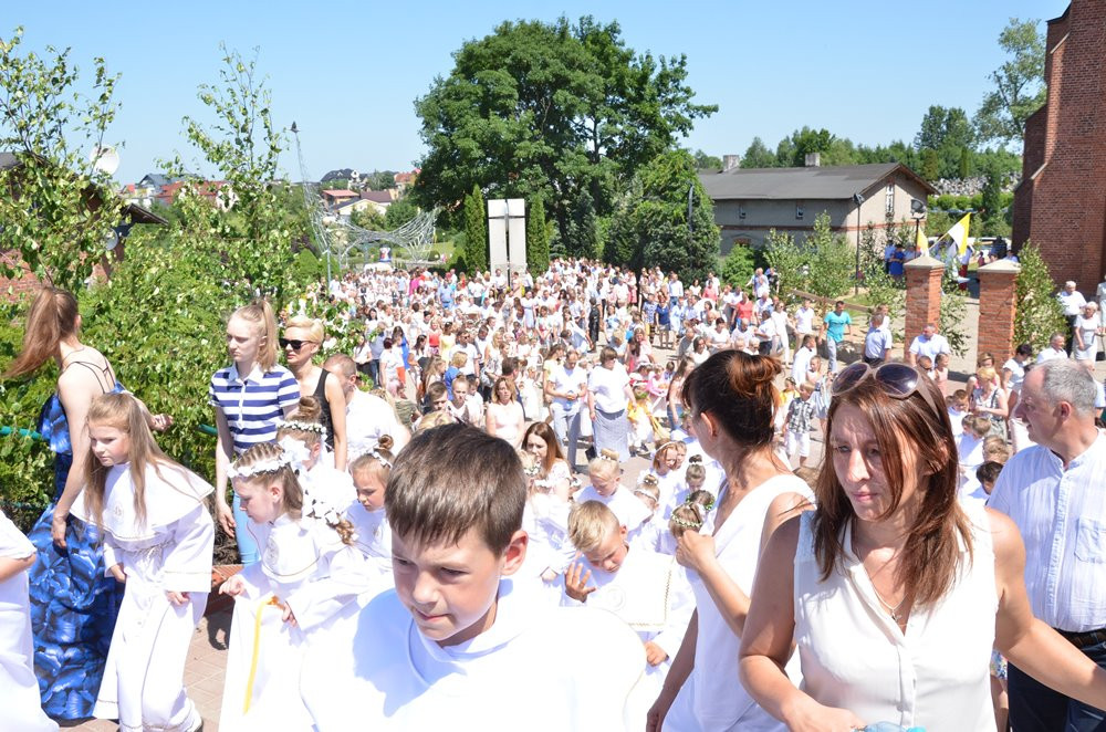 Tysiące mieszkańców Sierakowic na procesji Bożego Ciała