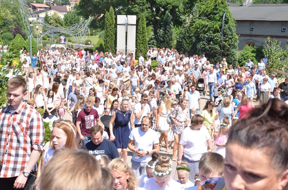 Tysiące mieszkańców Sierakowic na procesji Bożego Ciała