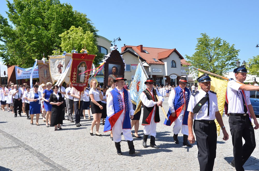 Tysiące mieszkańców Sierakowic na procesji Bożego Ciała