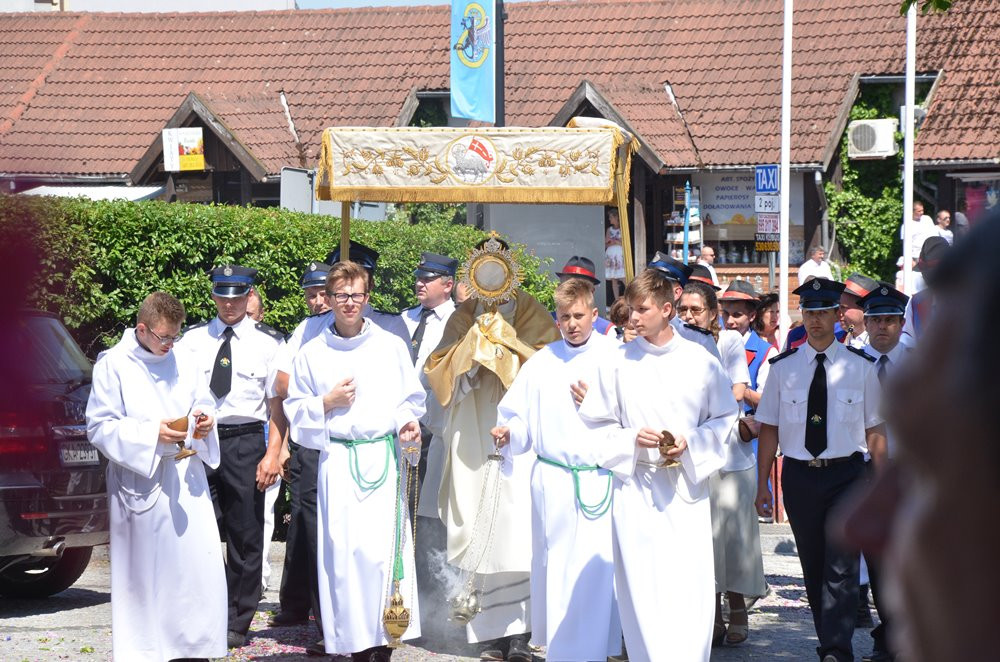 Tysiące mieszkańców Sierakowic na procesji Bożego Ciała