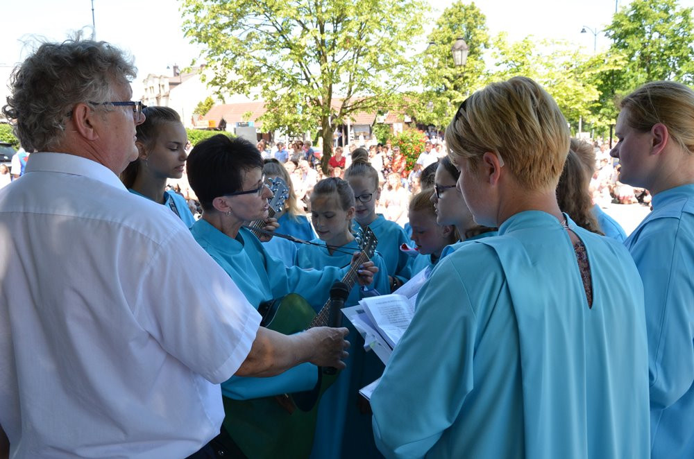 Tysiące mieszkańców Sierakowic na procesji Bożego Ciała