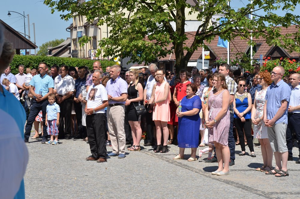 Tysiące mieszkańców Sierakowic na procesji Bożego Ciała