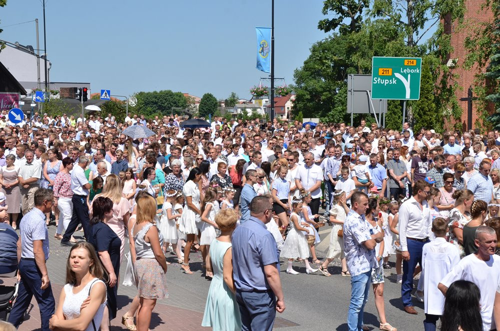 Tysiące mieszkańców Sierakowic na procesji Bożego Ciała
