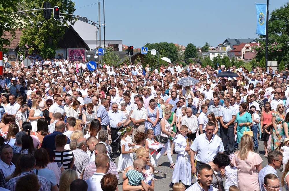 Tysiące mieszkańców Sierakowic na procesji Bożego Ciała