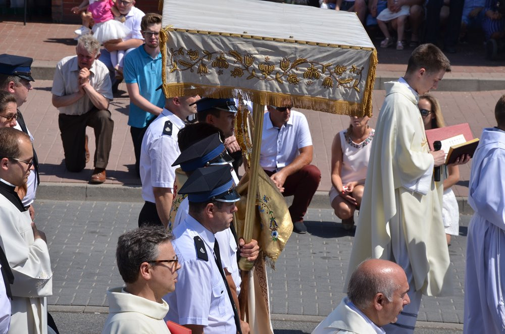 Tysiące mieszkańców Sierakowic na procesji Bożego Ciała