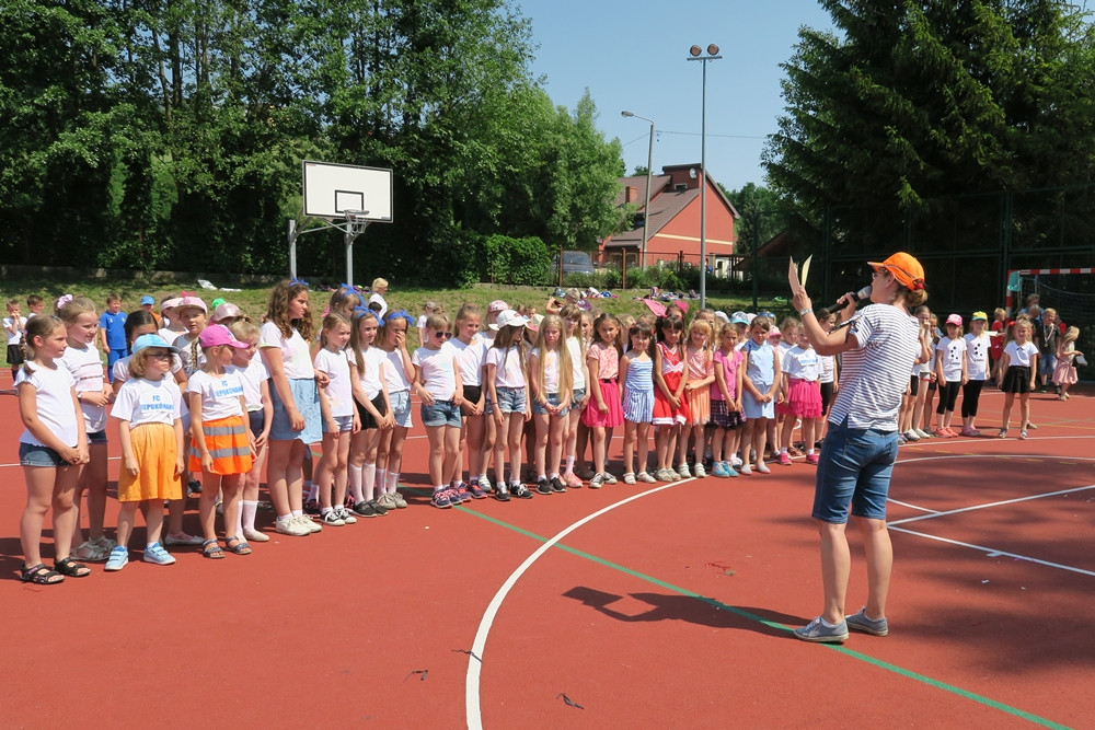Żukowo. Sportowe i indiańskie harce w SP nr 1 z okazji Dnia Dziecka