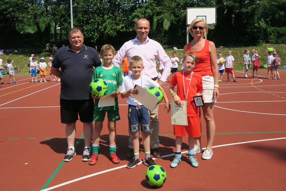 Żukowo. Sportowe i indiańskie harce w SP nr 1 z okazji Dnia Dziecka