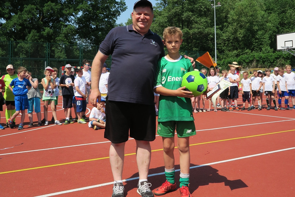 Żukowo. Sportowe i indiańskie harce w SP nr 1 z okazji Dnia Dziecka