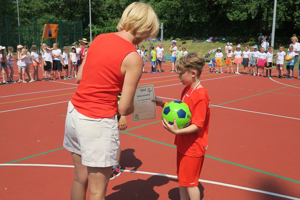 Żukowo. Sportowe i indiańskie harce w SP nr 1 z okazji Dnia Dziecka