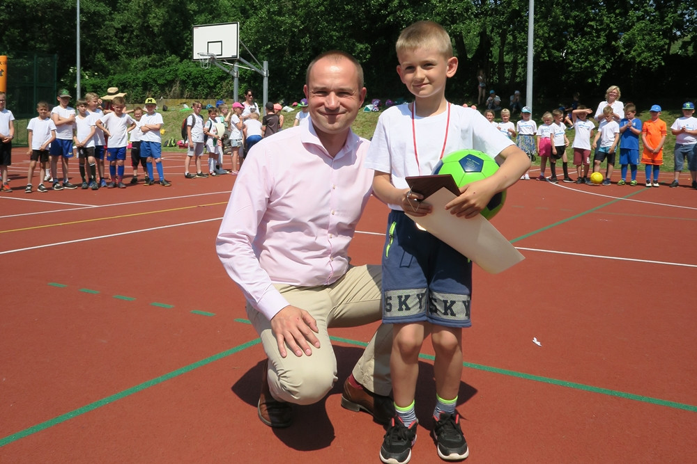 Żukowo. Sportowe i indiańskie harce w SP nr 1 z okazji Dnia Dziecka