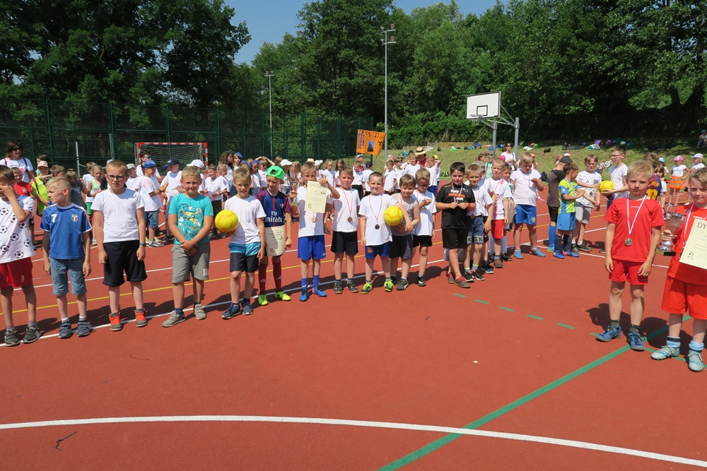 Żukowo. Sportowe i indiańskie harce w SP nr 1 z okazji Dnia Dziecka