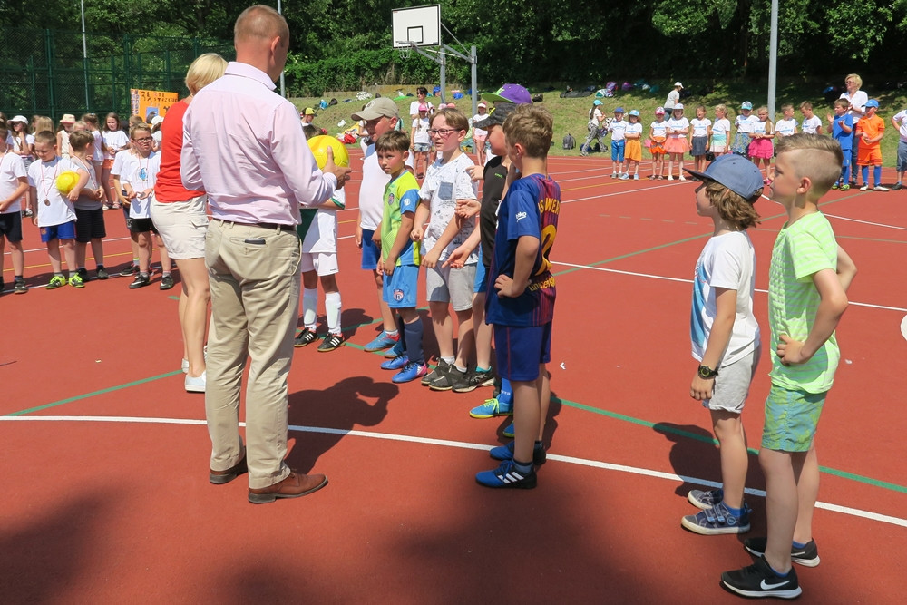 Żukowo. Sportowe i indiańskie harce w SP nr 1 z okazji Dnia Dziecka