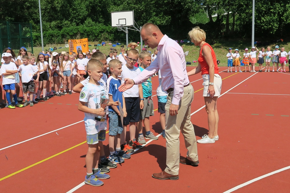 Żukowo. Sportowe i indiańskie harce w SP nr 1 z okazji Dnia Dziecka