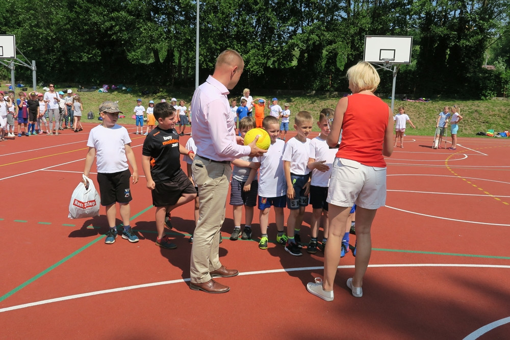 Żukowo. Sportowe i indiańskie harce w SP nr 1 z okazji Dnia Dziecka