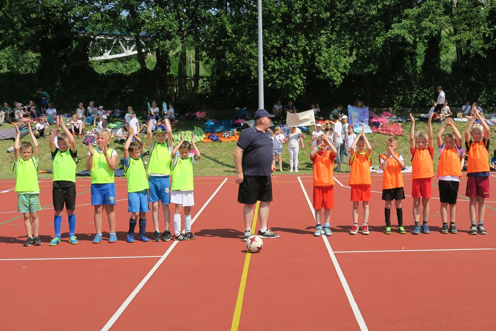 Żukowo. Sportowe i indiańskie harce w SP nr 1 z okazji Dnia Dziecka