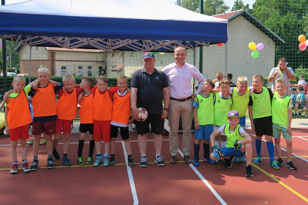 Żukowo. Sportowe i indiańskie harce w SP nr 1 z okazji Dnia Dziecka