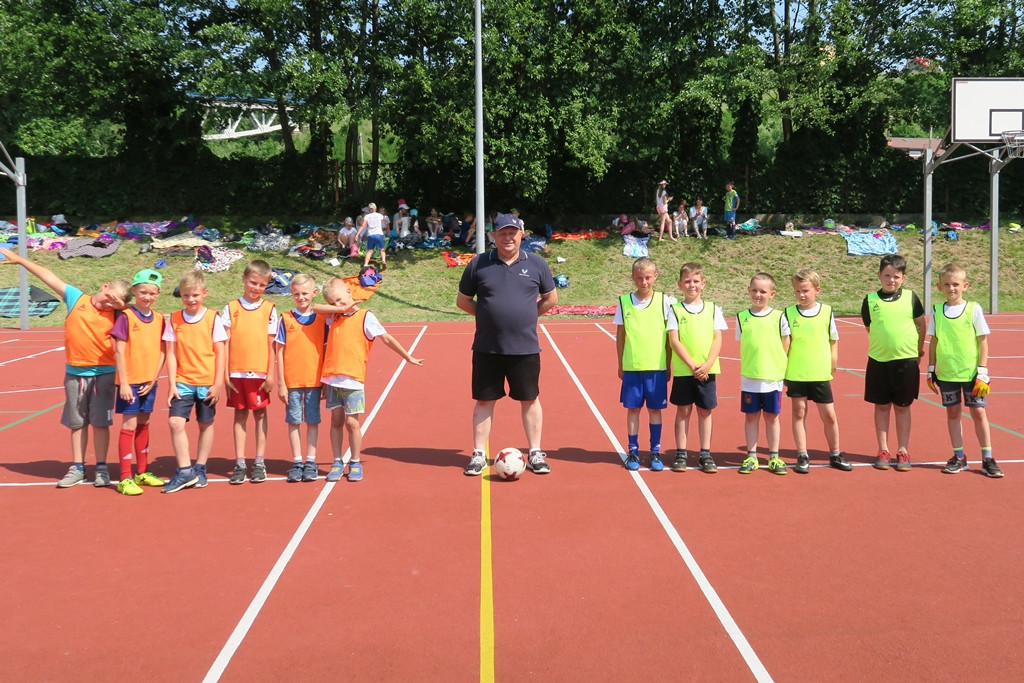 Żukowo. Sportowe i indiańskie harce w SP nr 1 z okazji Dnia Dziecka