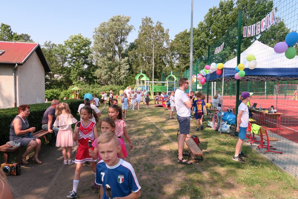 Żukowo. Sportowe i indiańskie harce w SP nr 1 z okazji Dnia Dziecka