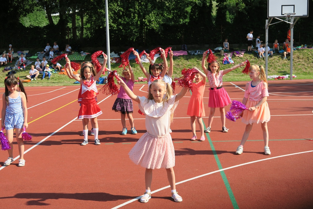 Żukowo. Sportowe i indiańskie harce w SP nr 1 z okazji Dnia Dziecka