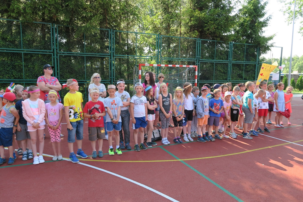 Żukowo. Sportowe i indiańskie harce w SP nr 1 z okazji Dnia Dziecka