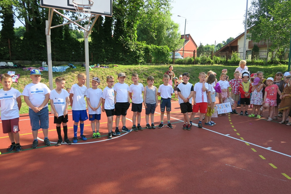 Żukowo. Sportowe i indiańskie harce w SP nr 1 z okazji Dnia Dziecka