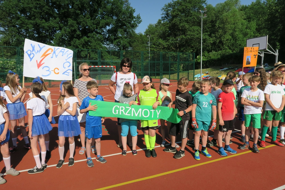 Żukowo. Sportowe i indiańskie harce w SP nr 1 z okazji Dnia Dziecka