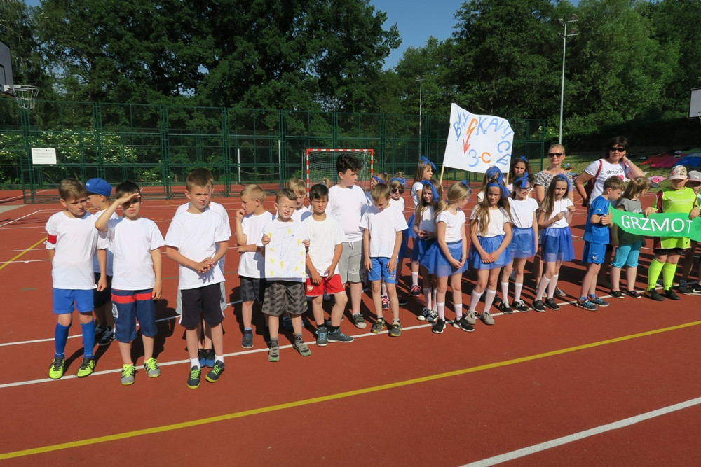 Żukowo. Sportowe i indiańskie harce w SP nr 1 z okazji Dnia Dziecka