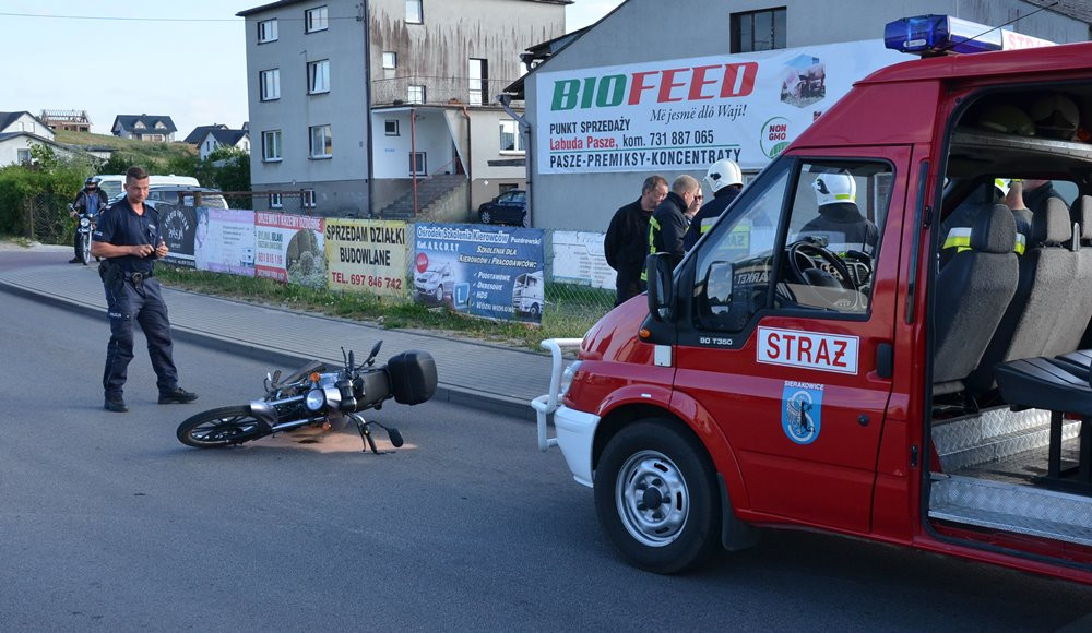 Stara Maszyna. Zderzenie osobówki z motocyklem. Ranny kierowca jednośladu